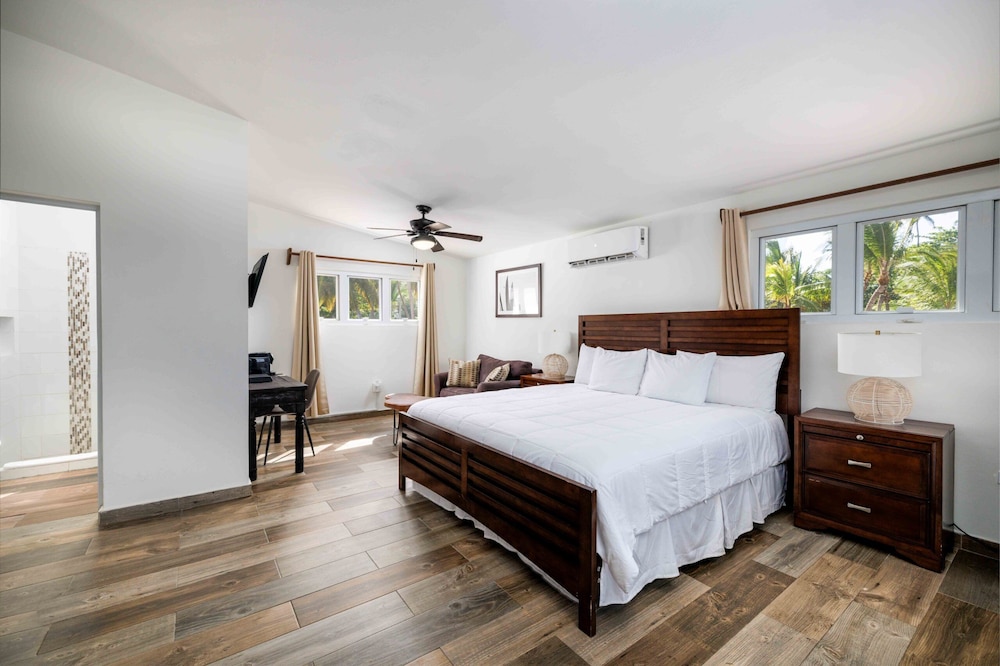 Room, 1 King Bed, Ocean View photo 1