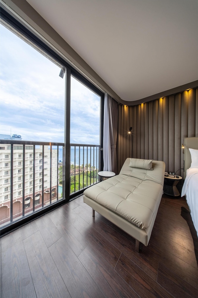 Deluxe Room, 1 King Bed, Non Smoking, Ocean View - Photo 3
