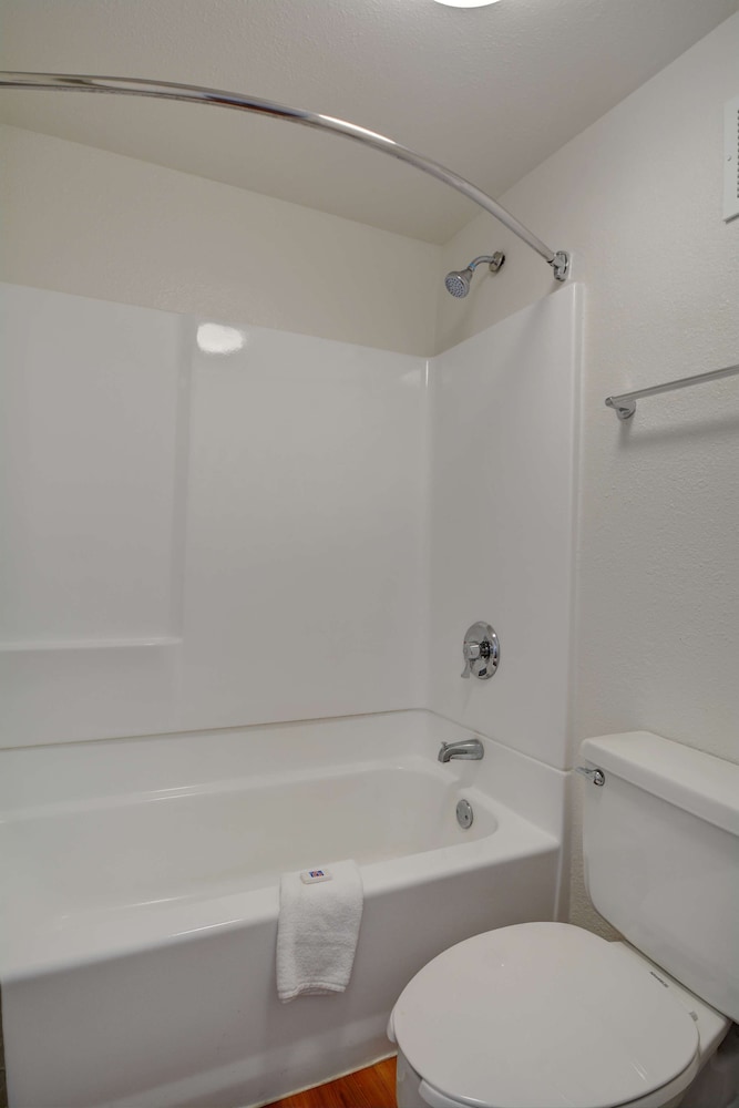 Standard Room, 1 Queen Bed, Non Smoking, Refrigerator & Microwave