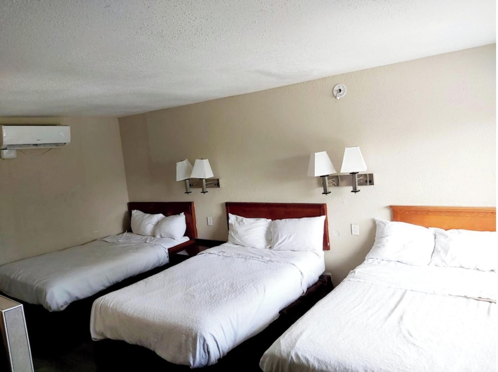 Standard Room, Multiple Beds, Smoking photo 1