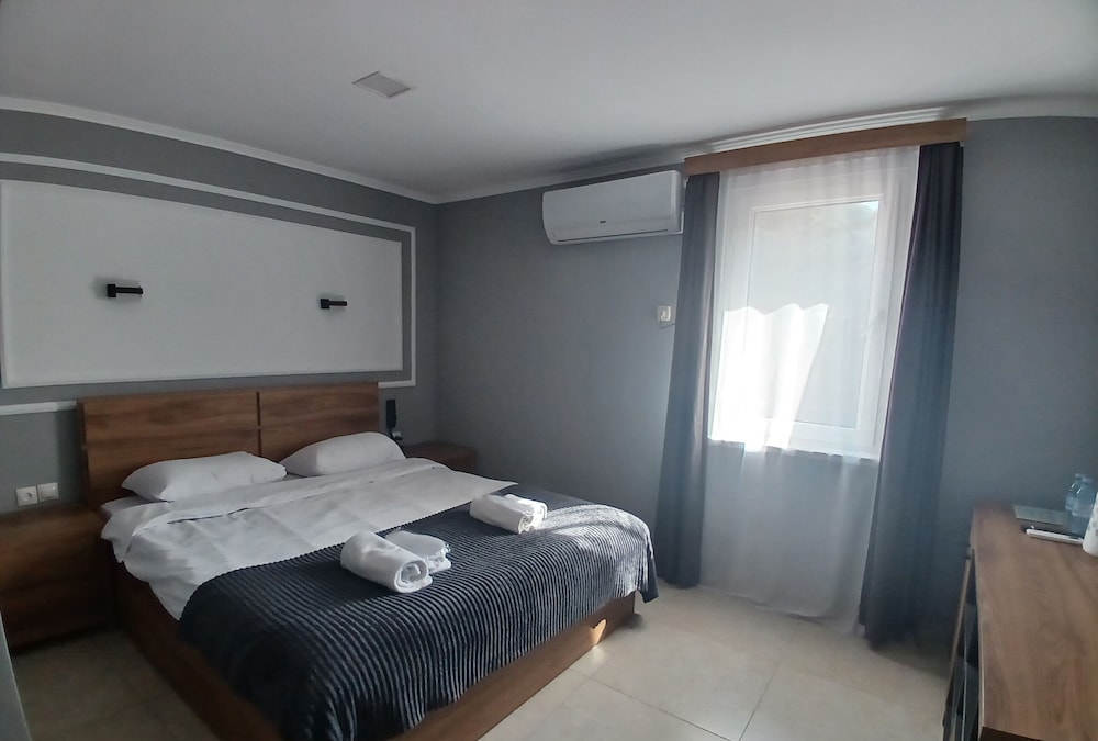 Basic Double or Twin Room - Photo 1