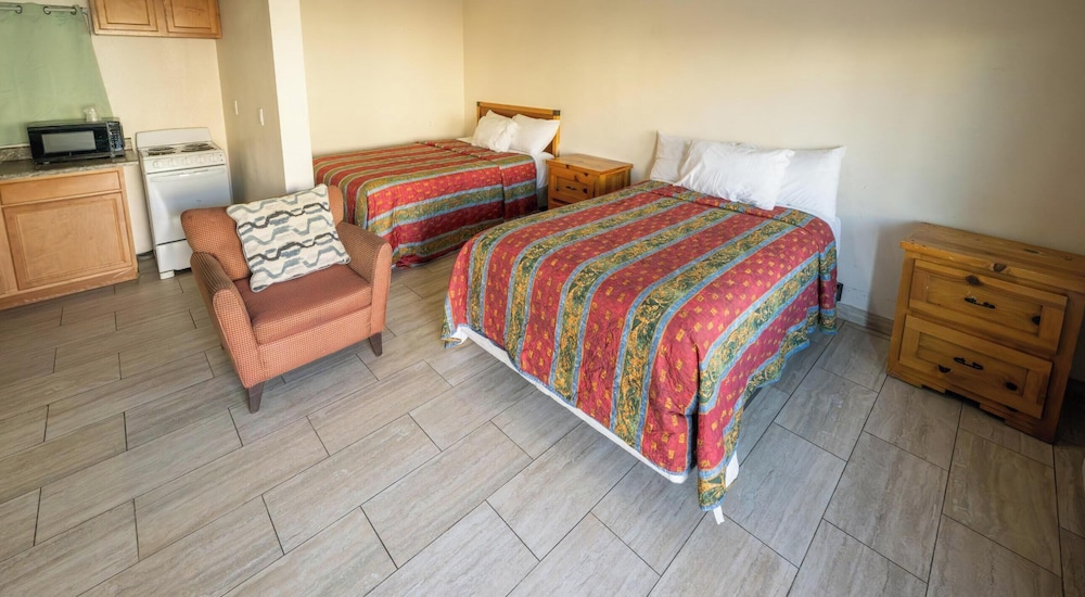Room, 2 Queen Beds, Smoking photo 2