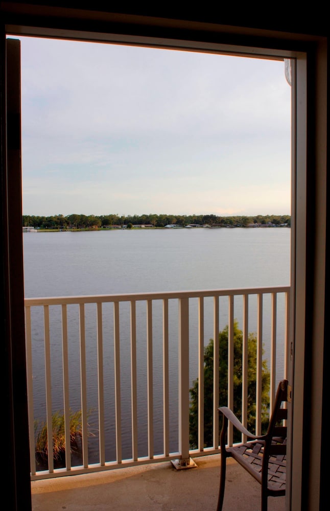 Suite, 2 Bedrooms, Balcony, Lake View - Photo 3