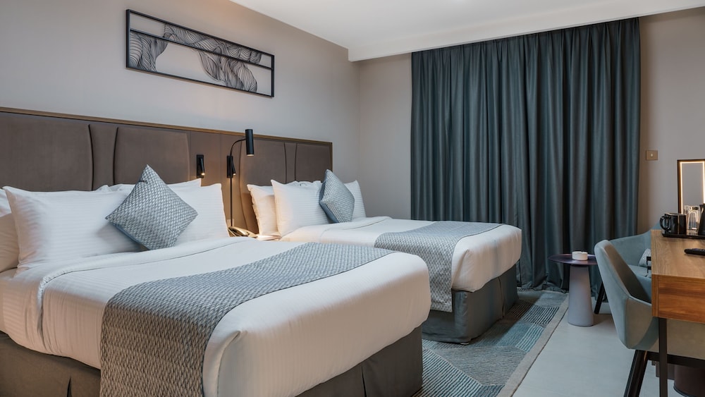 DELUXE  KB OR TWN BED W/ BALCONY LAGOON & POOL VIEW photo 3