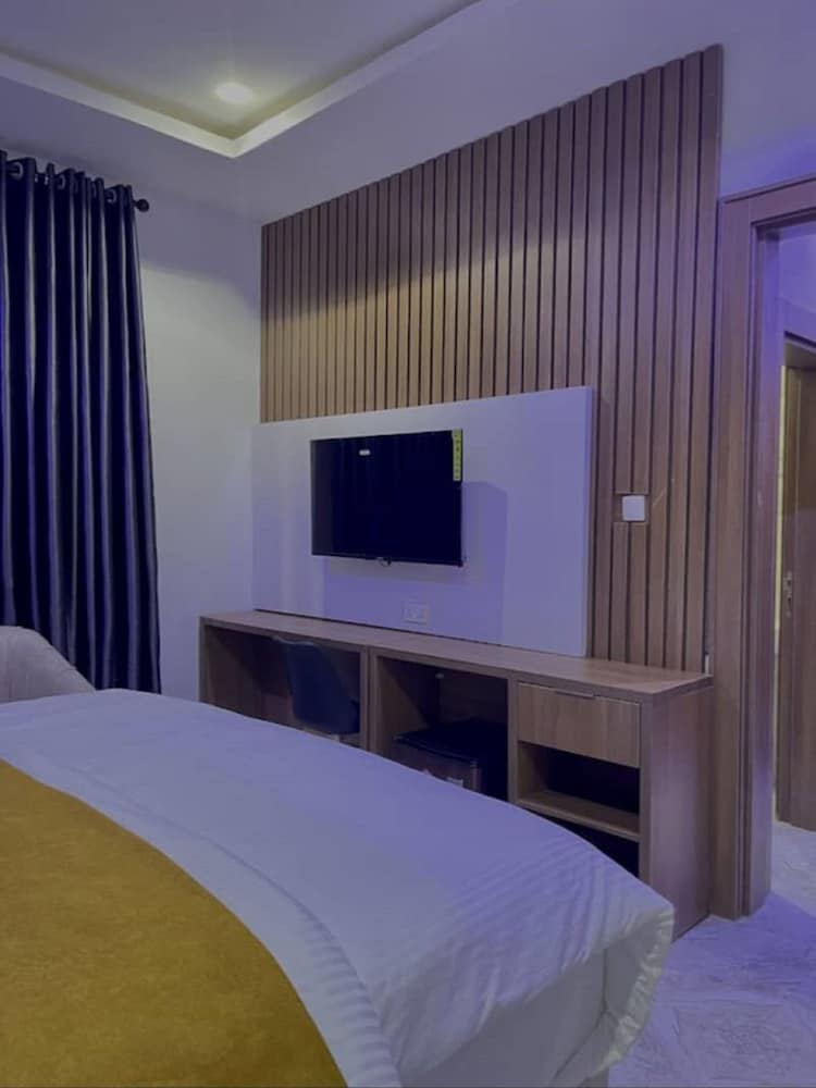 Executive Suite - Photo 2