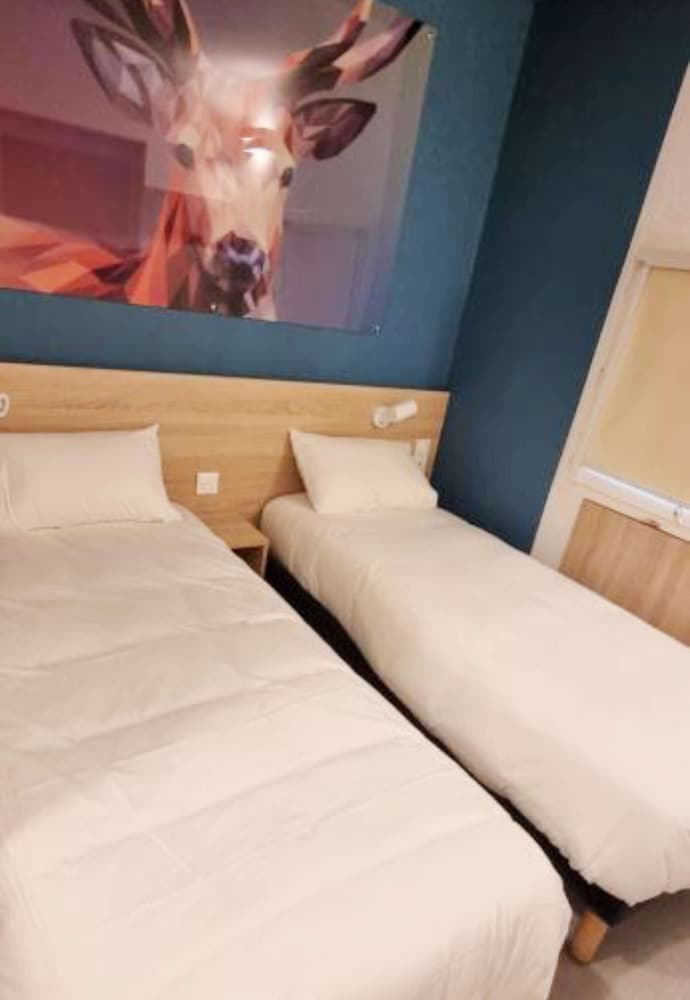 Standard Room, 2 Twin Beds - Photo 9