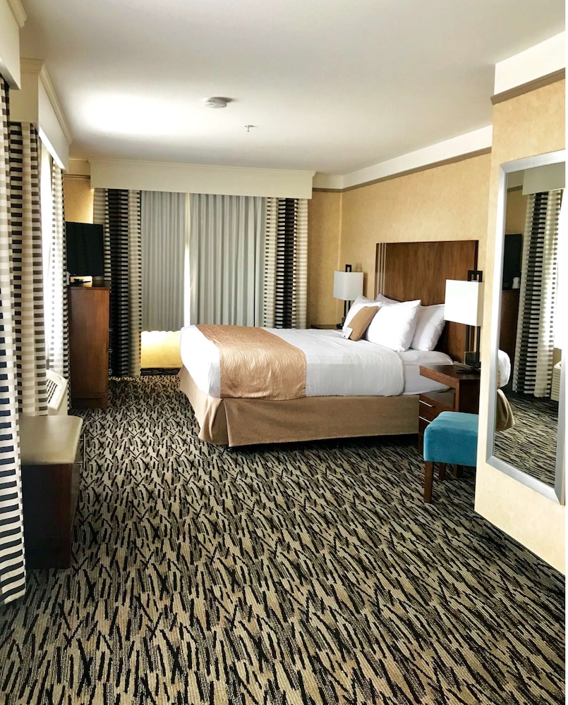 Suite, 1 King Bed, Non Smoking, Refrigerator & Microwave - Photo 4