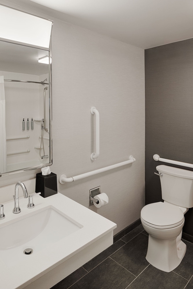 Deluxe Room, 2 Queen Beds (Mobility Accessible, Tub)