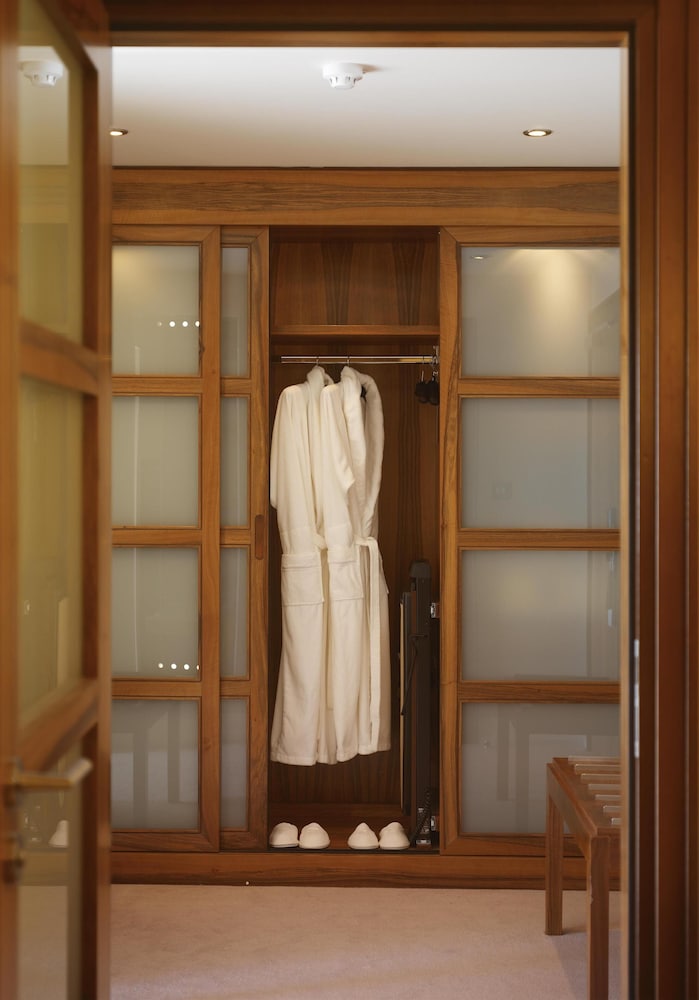 Deluxe Studio, 1 Bedroom, Bathtub, Lake View