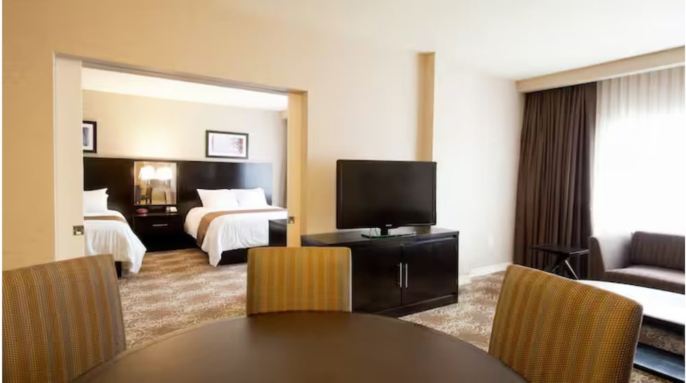 Suite, 1 King Bed - Photo 3