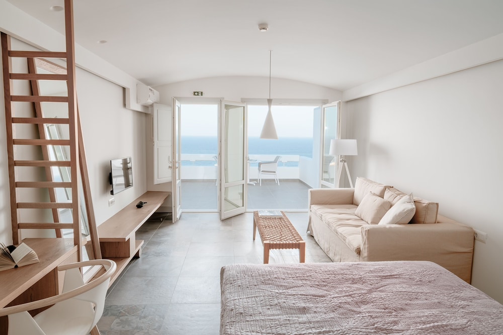 Deluxe Suite with Sea View and Outdoor Hot Tub - Photo 6