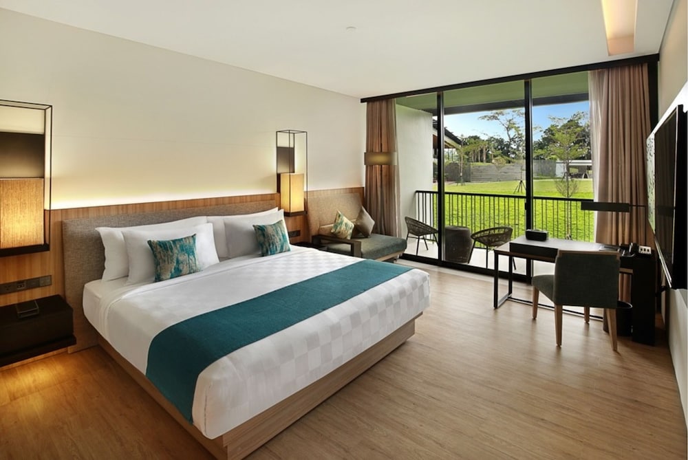 Deluxe Room, 1 King Bed, Balcony, Mountain View photo 3