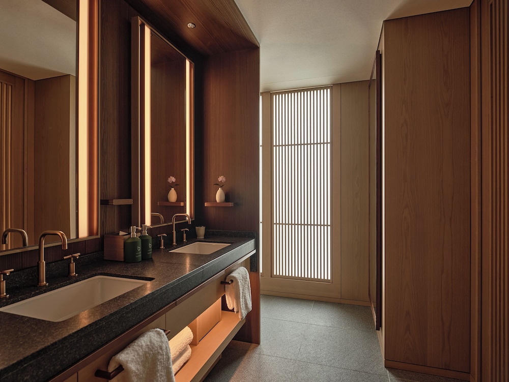 Premier Room, 1 King Bed, City View - Photo 2