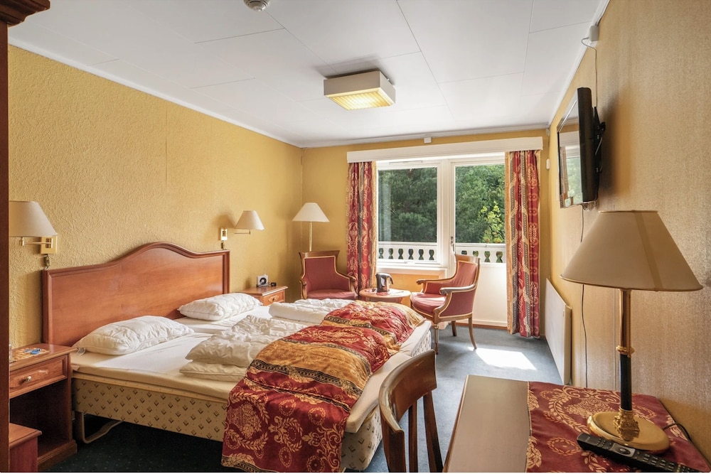 Standard Double Room, 1 Queen Bed, Balcony, Beachside photo 3