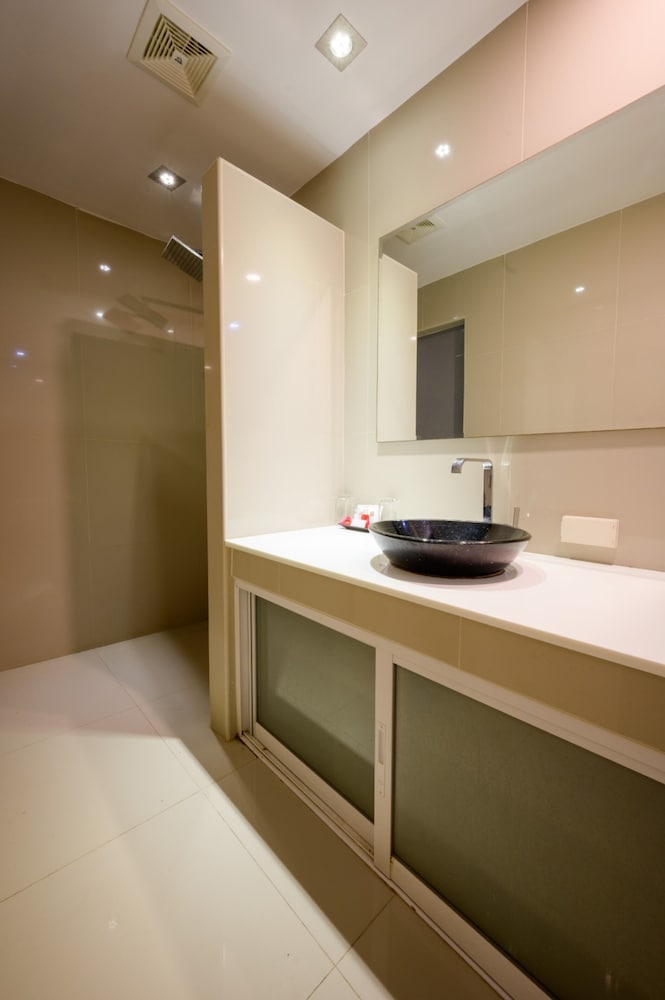 Premium Triple Room, Pool View - Photo 13