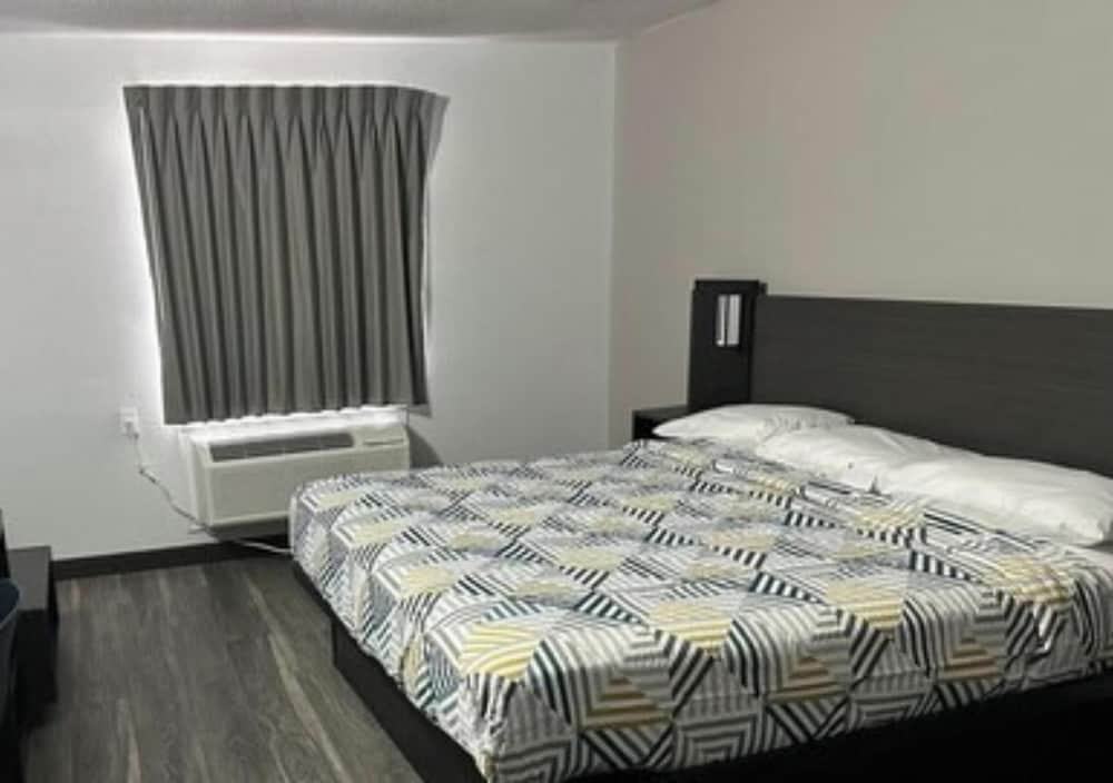 Standard Room, 1 King Bed, Non Smoking photo 3