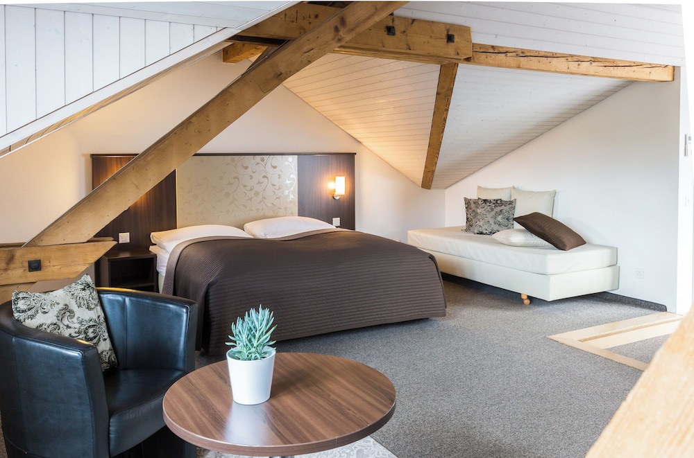 Suite, 2 Bedrooms, Mezzanine photo 3