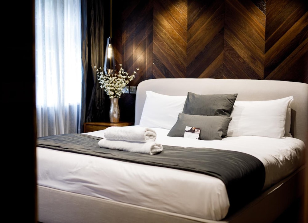 Executive Suite - Photo 4