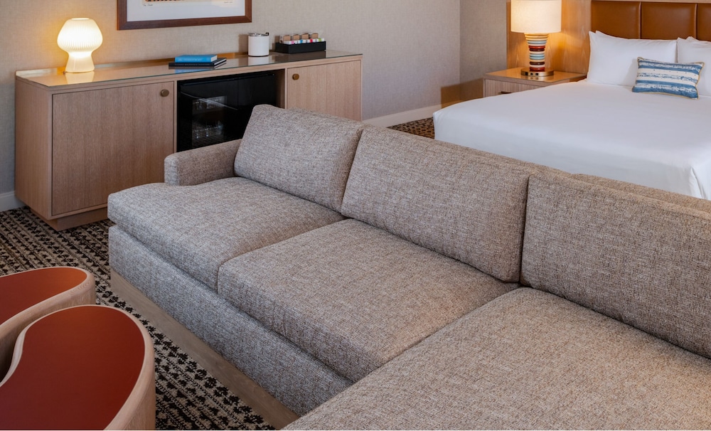 Deluxe Room, 2 Queen Beds, Roll-in Shower (High Floor) - Photo 1
