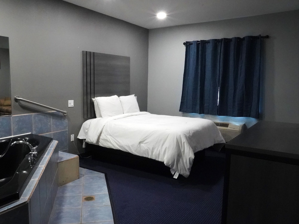 Suite, 1 Queen Bed, Non Smoking (Jacuzzi) - Photo 2