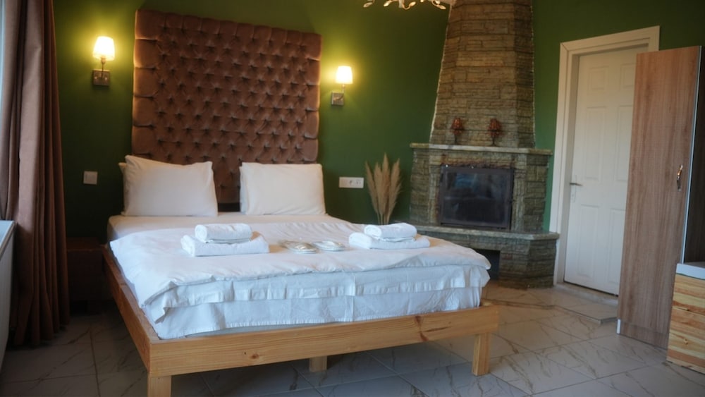 Deluxe Room, Fireplace, River View (Hottub / Jakuzi) photo 3