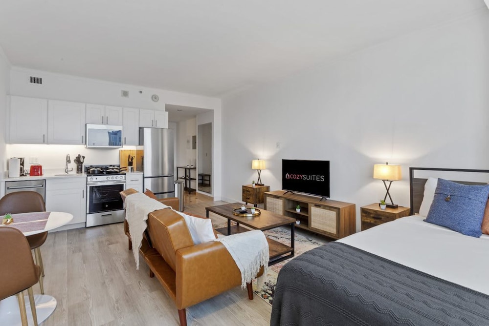 Deluxe Studio, 1 Queen Bed with Sofa bed photo 1