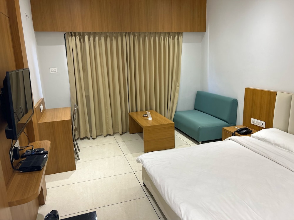 Deluxe Double Room, 1 King Bed, Private Bathroom, City View photo 2