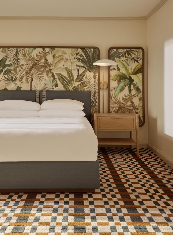 Suite, 1 Queen Bed, Roll-in Shower, Balcony