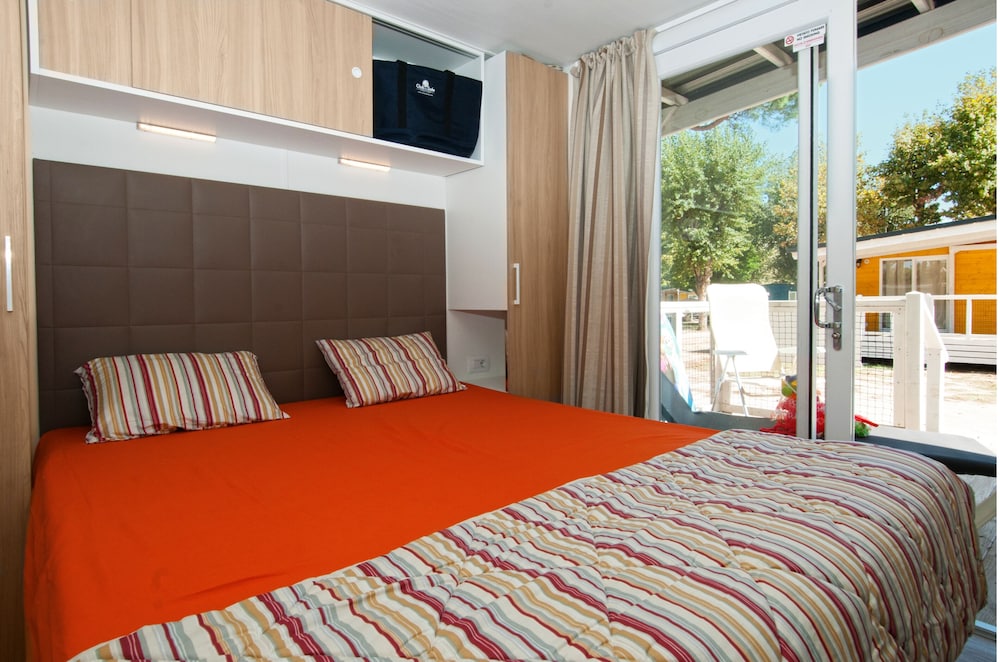 Deluxe Mobile Home, 2 Bedrooms (Pet Friendly)