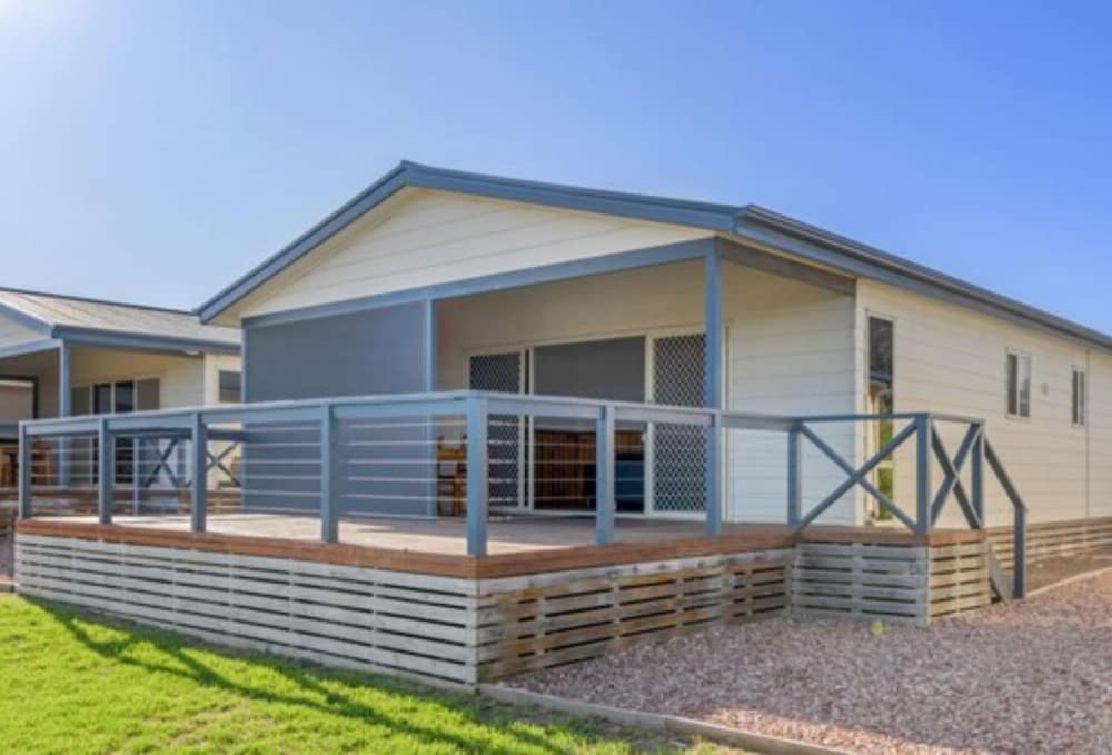 Deluxe 2 Bedroom Cabin - Sleeps 6 photo 2