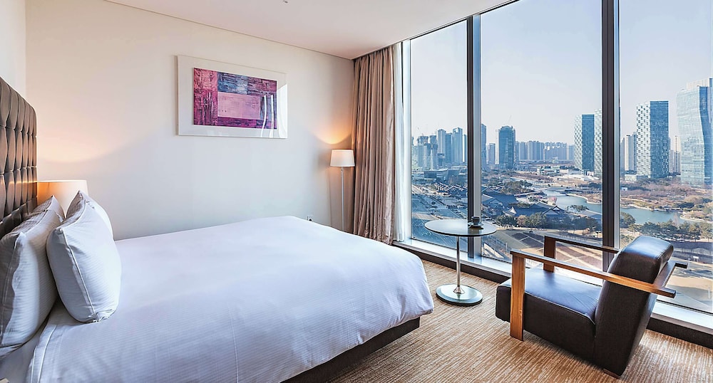 Deluxe Room, 1 Queen Bed, Non Smoking, Park View - Photo 1