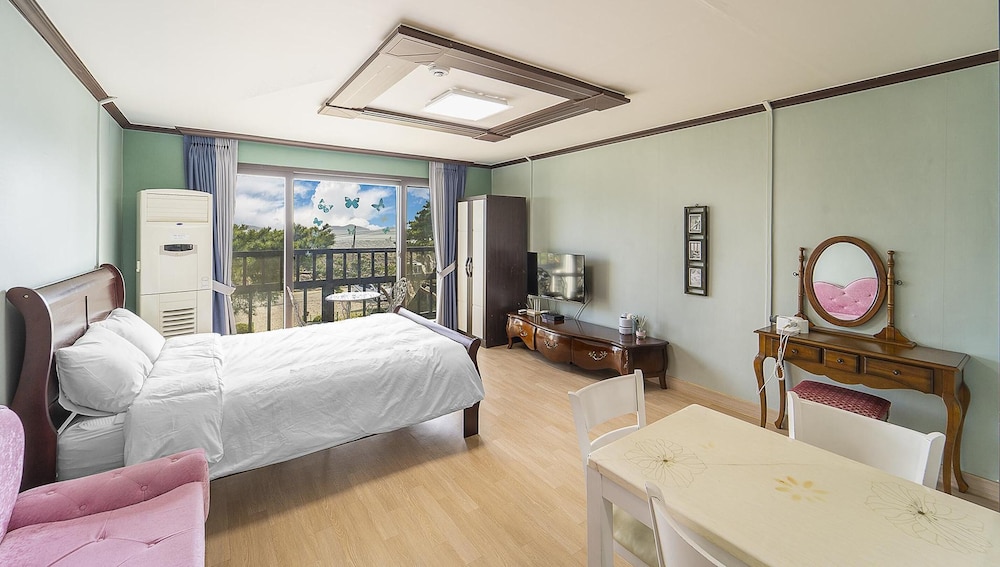 Basic Room, 1 Bedroom (Orangered ( F2,ocean view )) photo 2