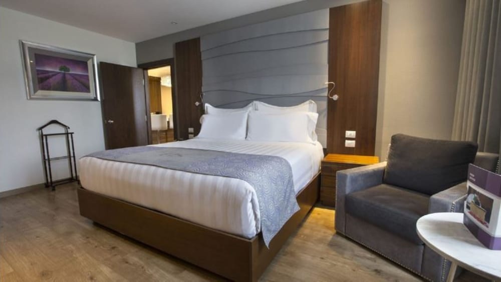 Junior Suite, 1 King Bed, Microwave, Tower (Deluxe Junior)