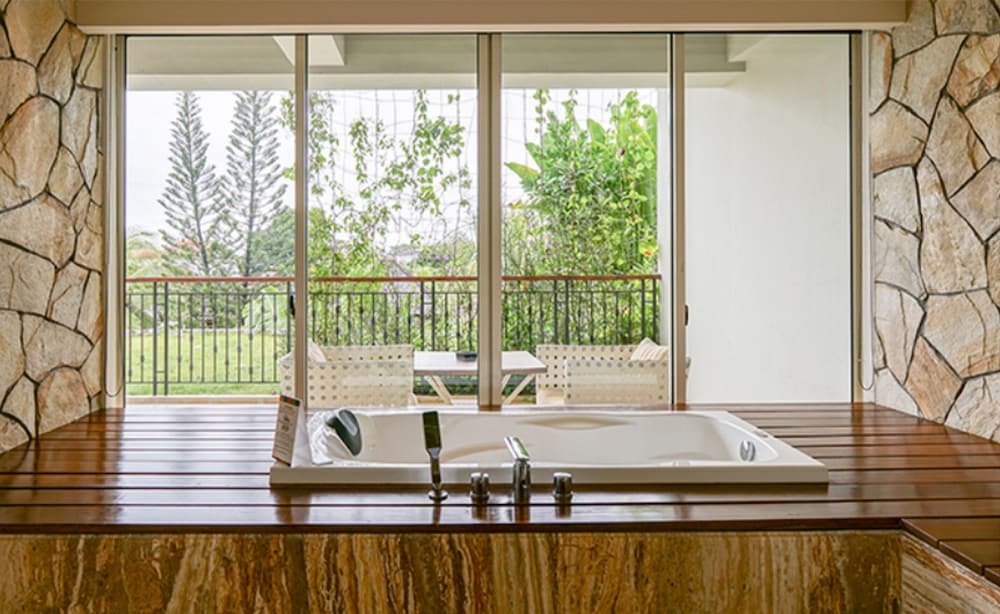 TStone Jacuzzi Suite (Standard Check Out at 2:00 PM) thumbnail 5