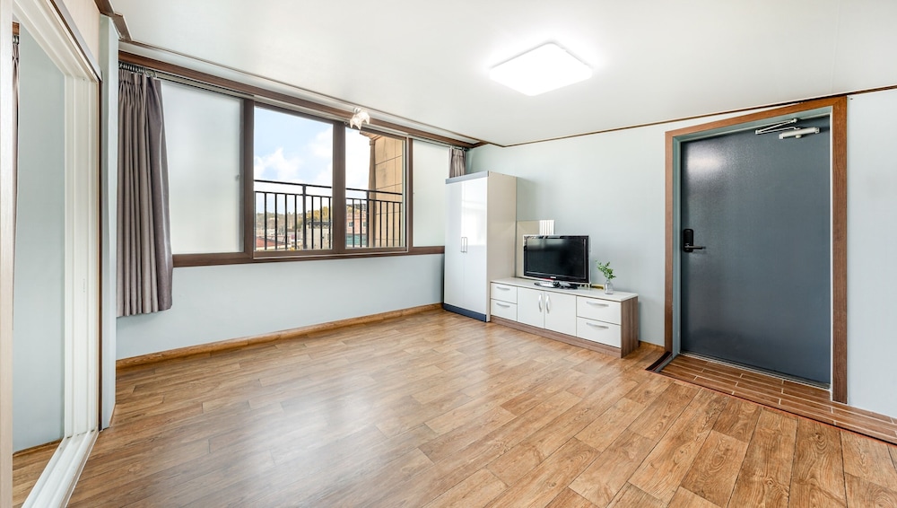 Basic Room, 1 Bedroom (Main Building Room 301)
