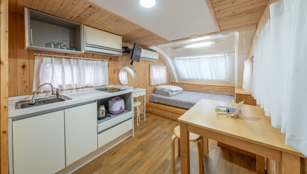 Basic Room, 1 Bedroom (Couple Deluxe Caravan (Private BBQ))