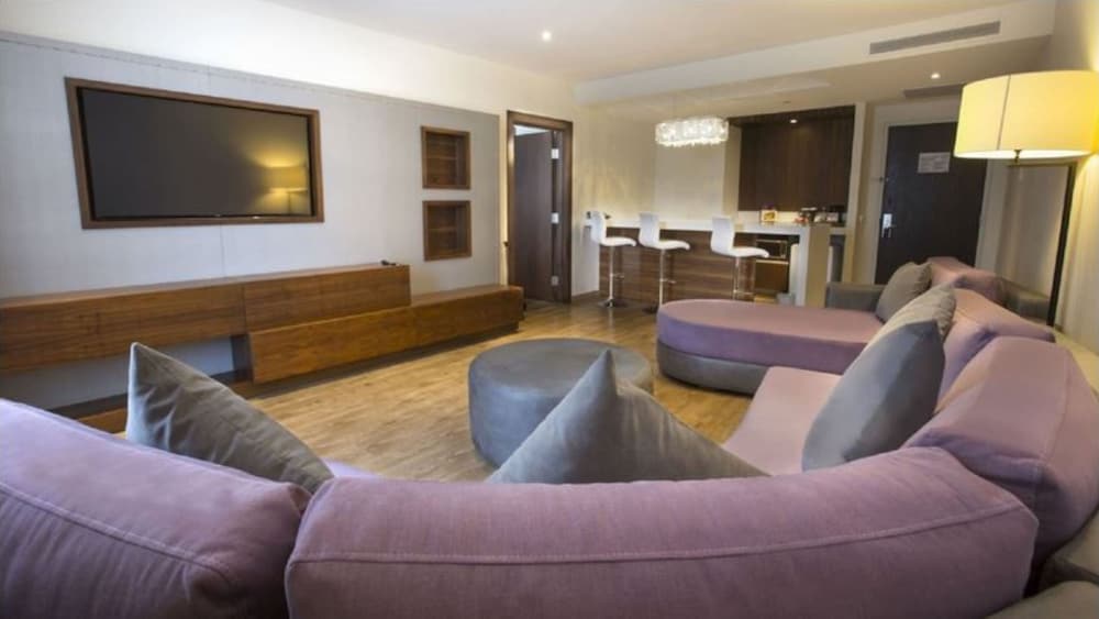 Junior Suite, 1 King Bed, Microwave, Tower (Deluxe Junior) photo 3
