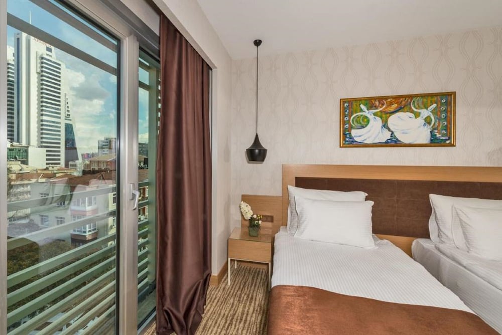 Standard Triple Room, City View photo 1