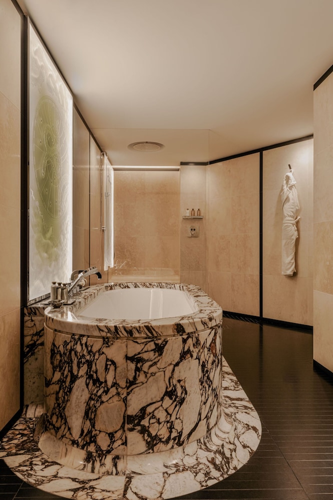 Executive Suite, City View thumbnail 6