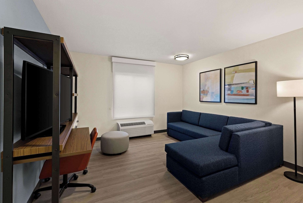 Suite, 1 King Bed, Non Smoking photo 2