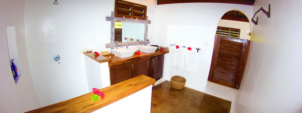 Bungalow, Garden Area