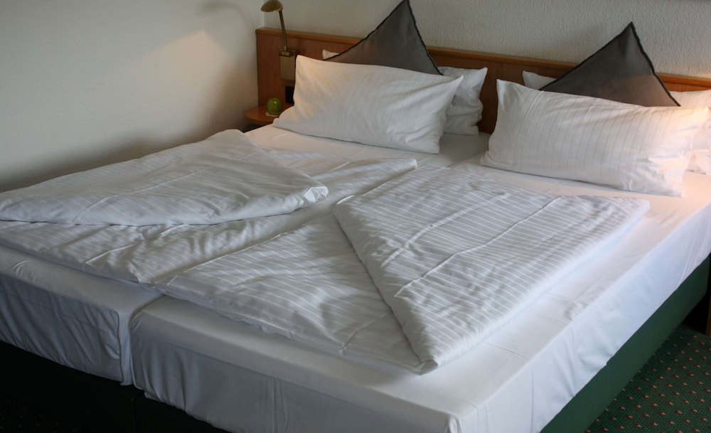 Standard Room, 2 Twin Beds - Photo 1