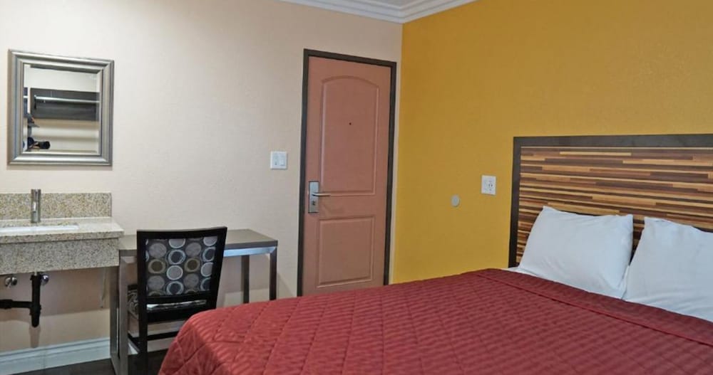Economy Room, 1 Queen Bed, Private Bathroom