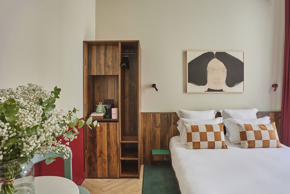 Medium Room photo 1