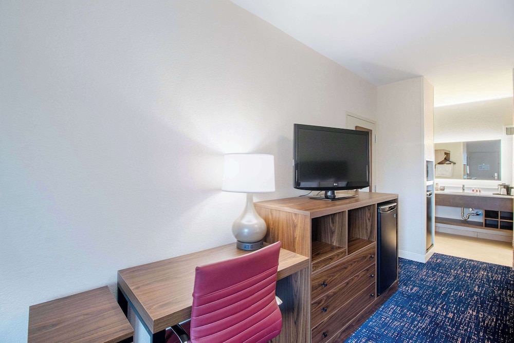 Suite, Multiple Beds, Non Smoking - Photo 2