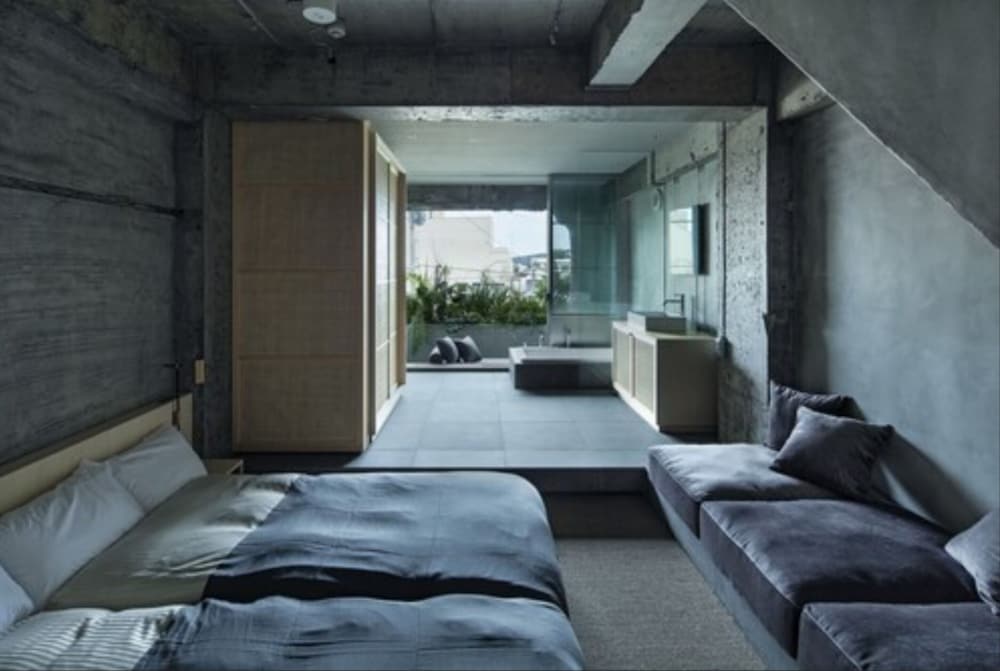 Room (201)