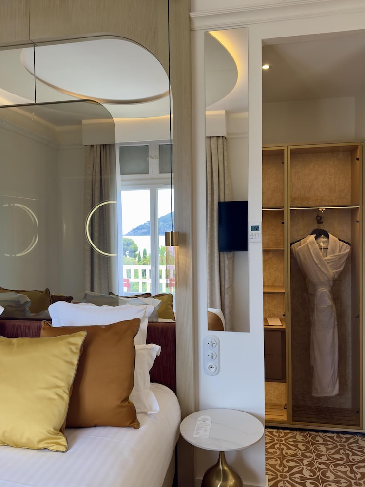 Suite, 1 King Bed, Non Smoking, Sea View - Photo 5