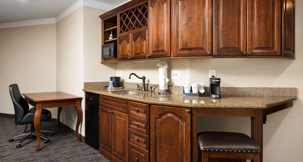 Suite, 1 King Bed, Hot Tub - Photo 4