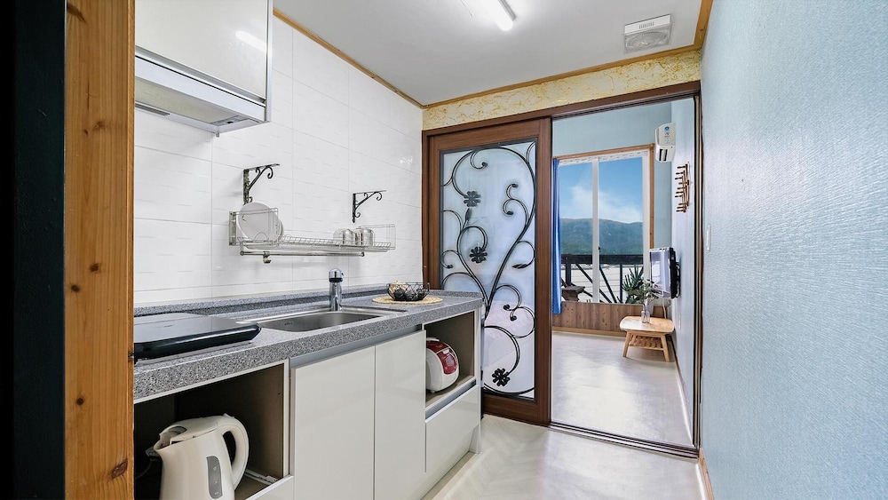 Basic Room, 1 Bedroom (203(Oceanview)) - Photo 5