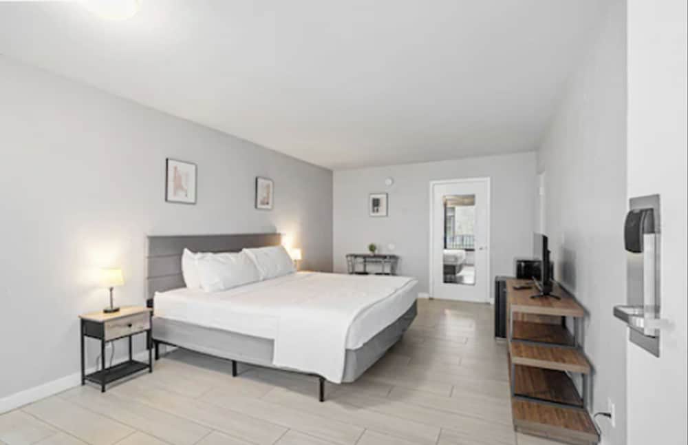 Classic Room, 1 King Bed - Photo 1